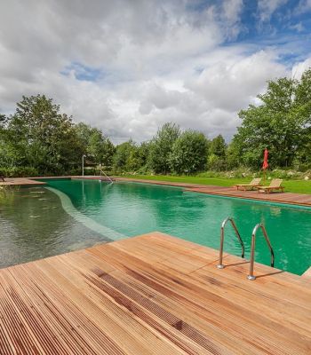 Gutshaus Parin Badeteich